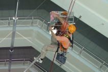 Höhenarbeiter Reinigung am hängenden Seil Lichtkörper Atrium