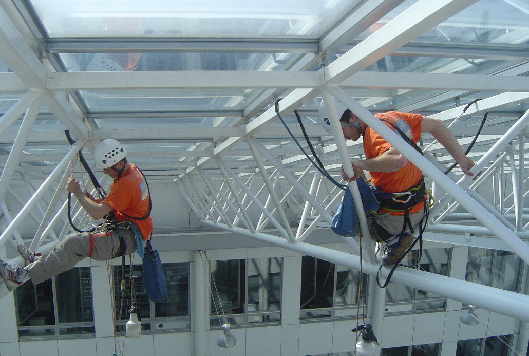 Reinigung Trägerkonstruktion, Glasdach innen Höhenarbeit Seilzugangstechnik