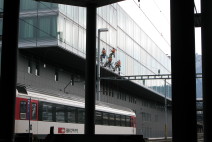 Reinigung Glasfassade mit Abseiltechnik Höhenarbeiter Seilarbeiter