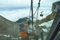 Abseilen Höhenarbeit Gebäude-Alpinisten