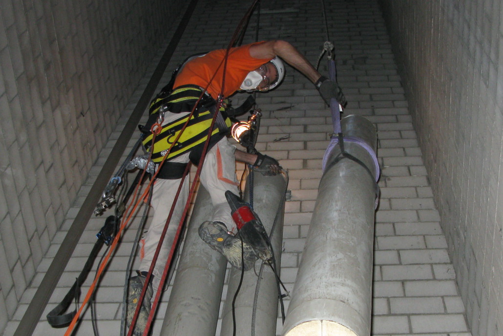 Höhenarbeit im Lüftungschacht Arbeiten am hängenden Seil